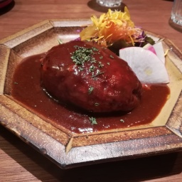 京都五条の マルニカフェ で日替わりメニューの鶏肉のハンバーグを食べてきた